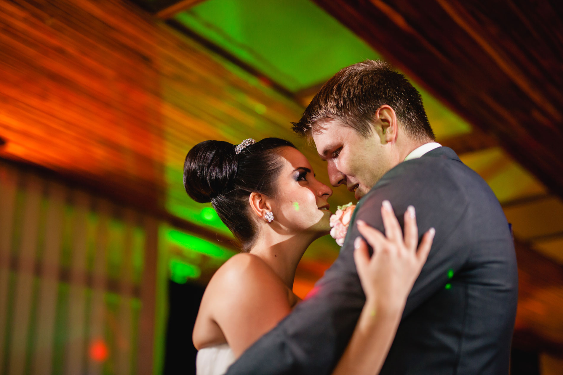 Casamento no golf club, Noivos na pista de dança