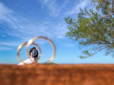 Foto criativa das alinaças no Ensaio pós casamento realizado em Arraial