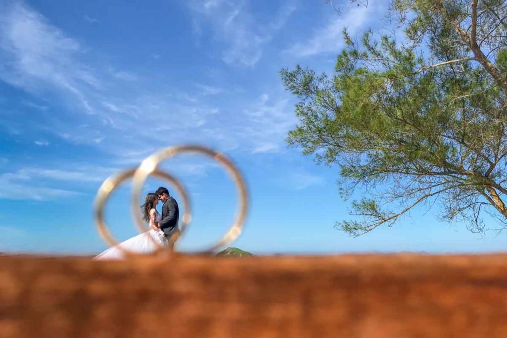 Foto criativa das alinaças no Ensaio pós casamento realizado em Arraial